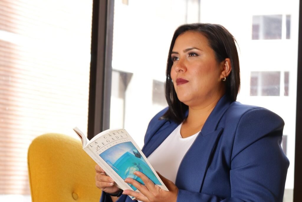 Abogada de PSLEGAL revisando un caso